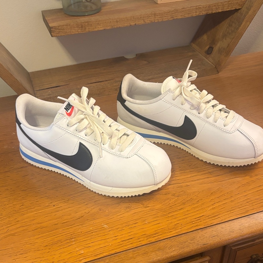 Nike White and Black Sneakers